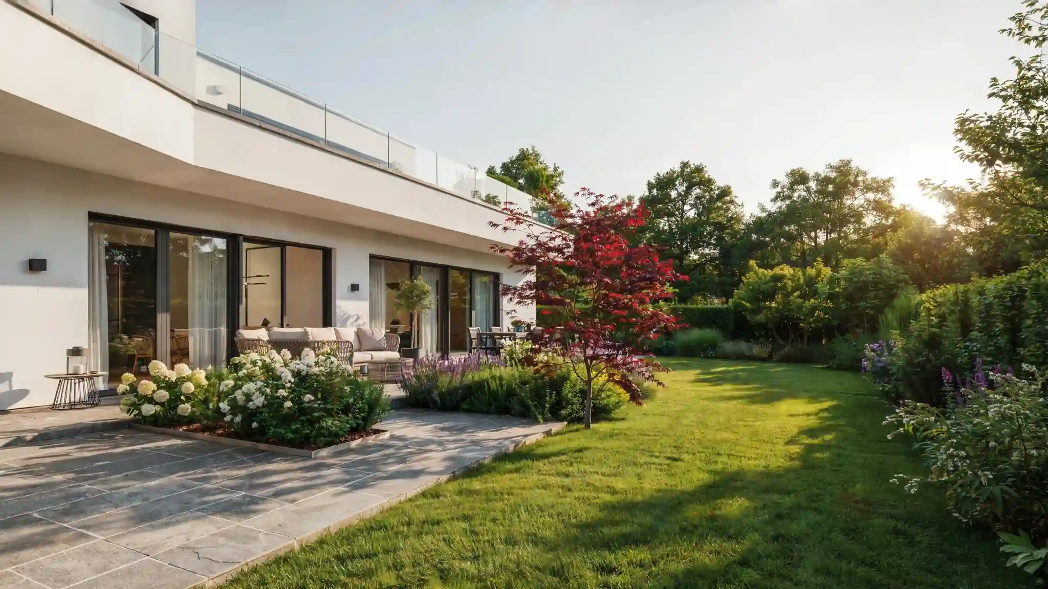 Landschaftsbau München – professionelle Gartengestaltung mit Natursteintetrasse und Bepflanzung